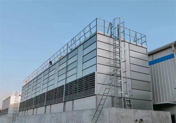 閉式冷卻塔選型方案用于中央空調,閉式冷卻塔與開式冷卻塔的區(qū)別